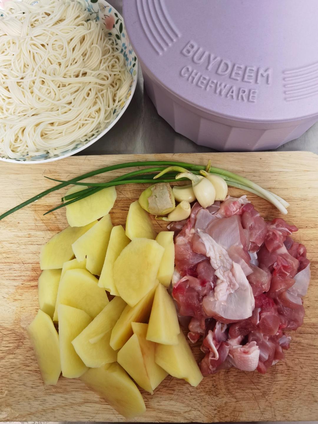 鸡腿土豆焖面【12月北鼎珐琅锅食谱】