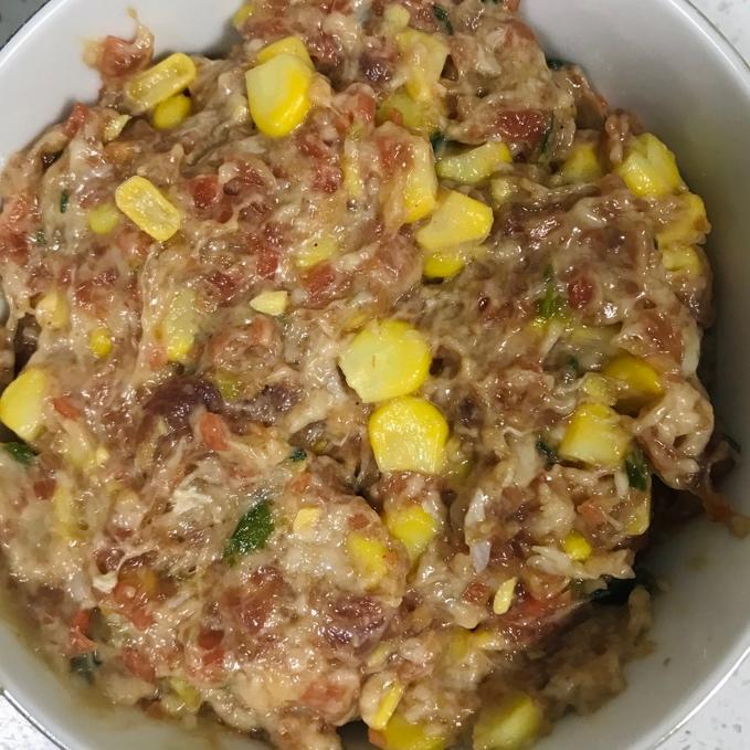 简单又营养的红萝卜玉米猪肉馅