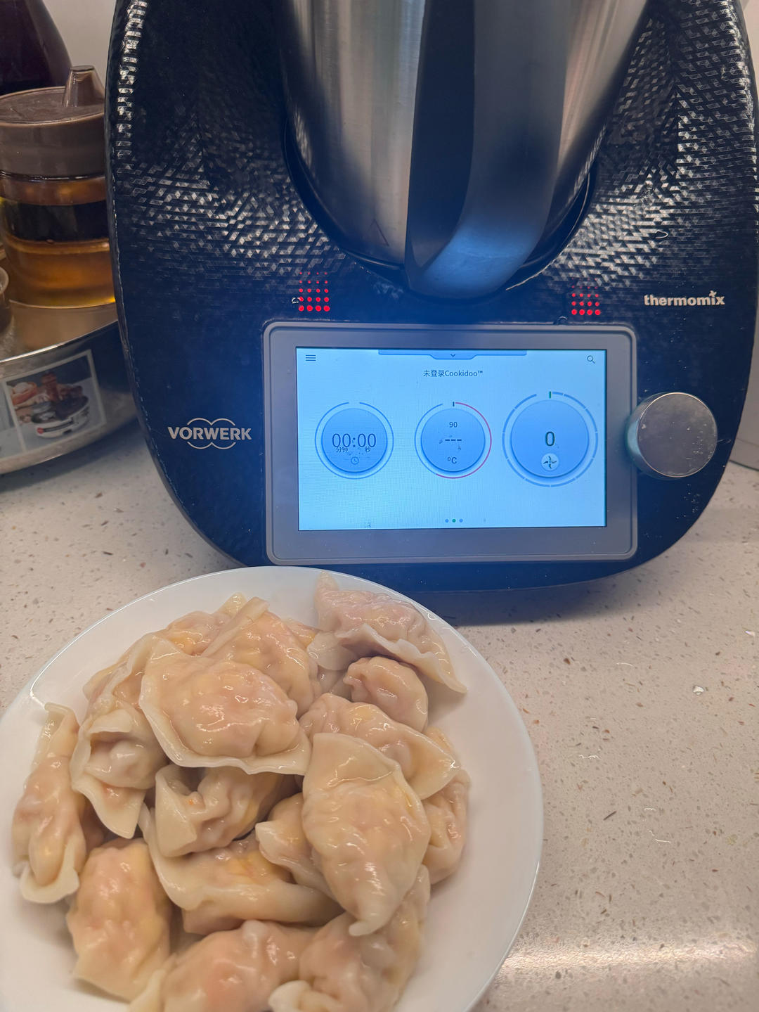 小美煮饺子