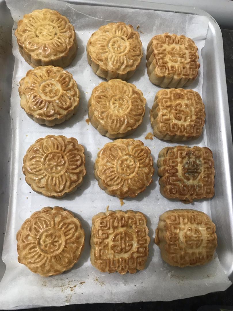 广式月饼－－蛋黄豆沙月饼