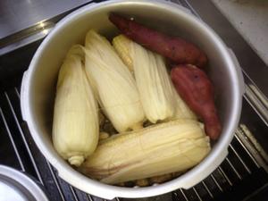 高压锅水煮玉米地瓜的做法 步骤4