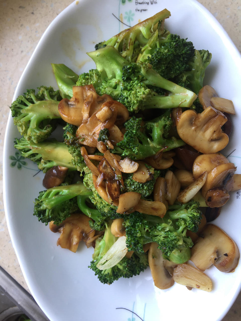 鲜美可口❗️清爽好吃的西兰花炒口蘑，超简单～