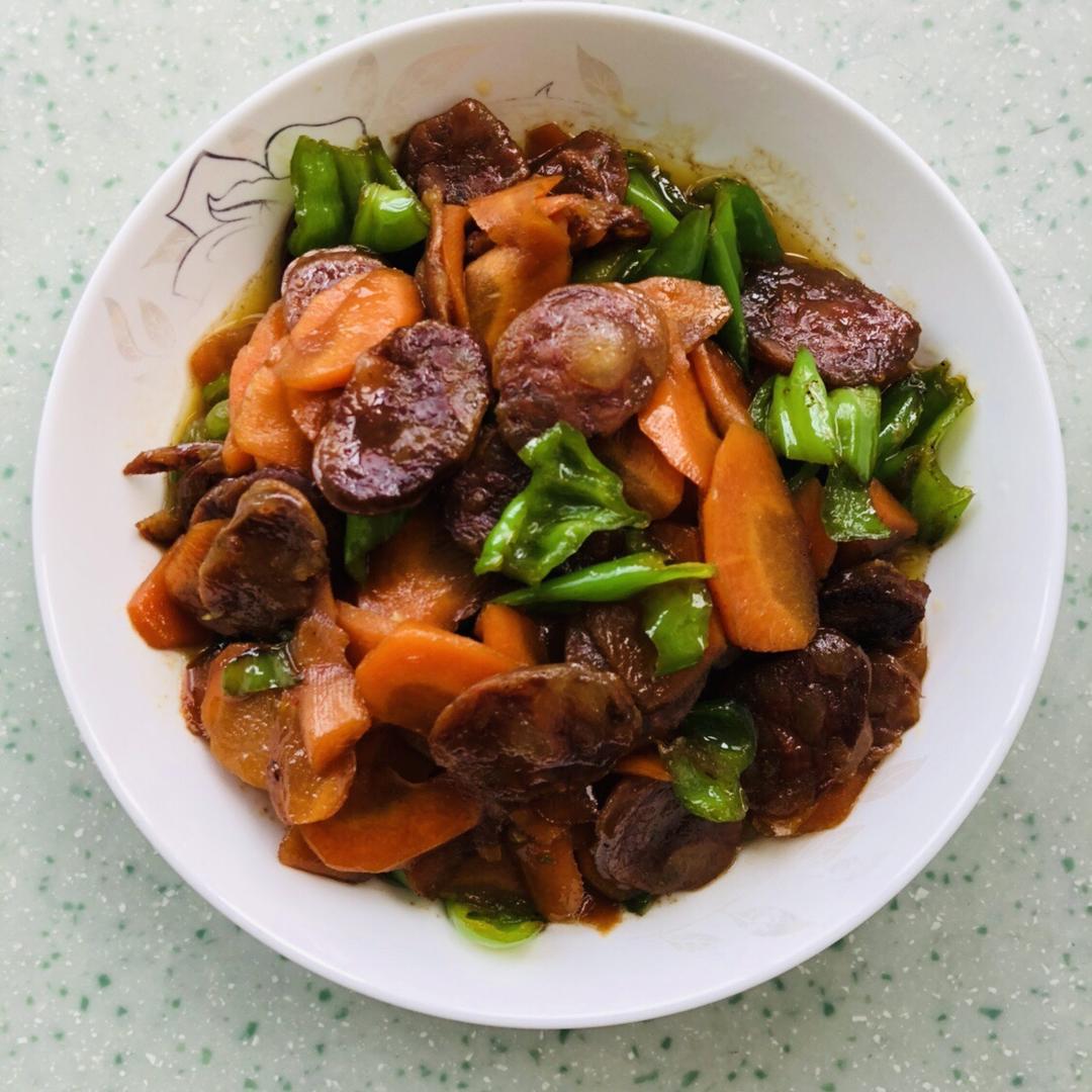 胡萝卜蒜苗炒腊肠