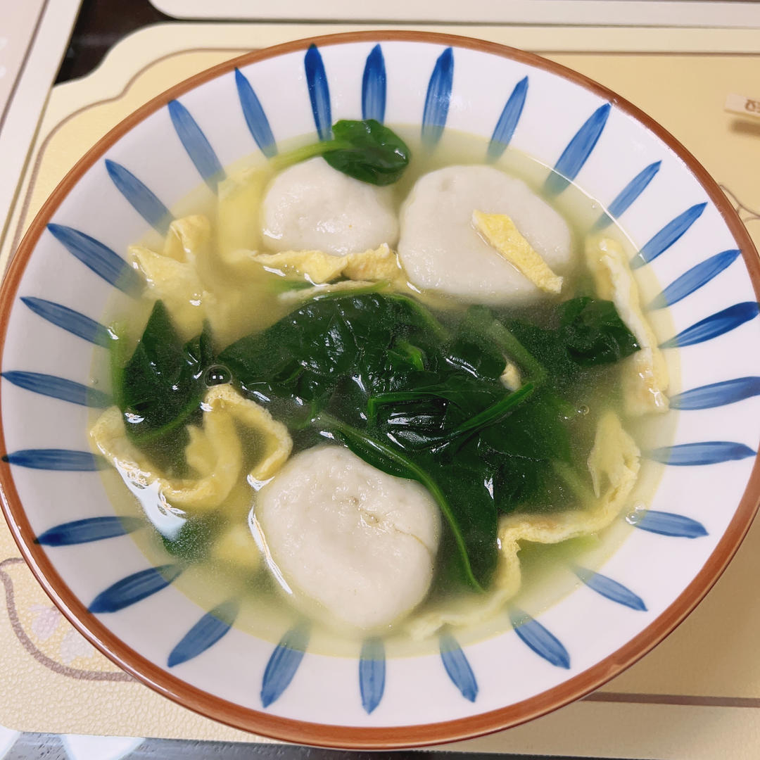 简单易学，清淡好喝～鱼丸鸡蛋菠菜汤