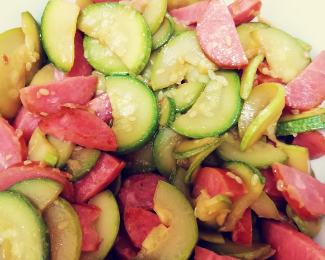 西葫芦炒红肠，做法简单，特别下饭的做法