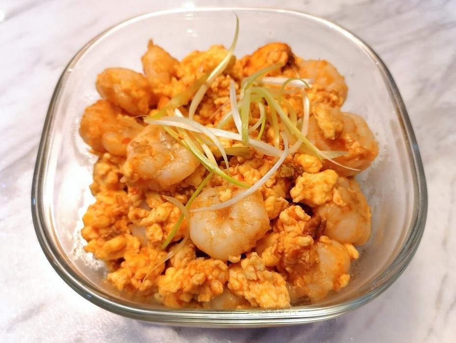 虾仁滑蛋  配番茄辣椒酱👉🏻下饭菜的做法