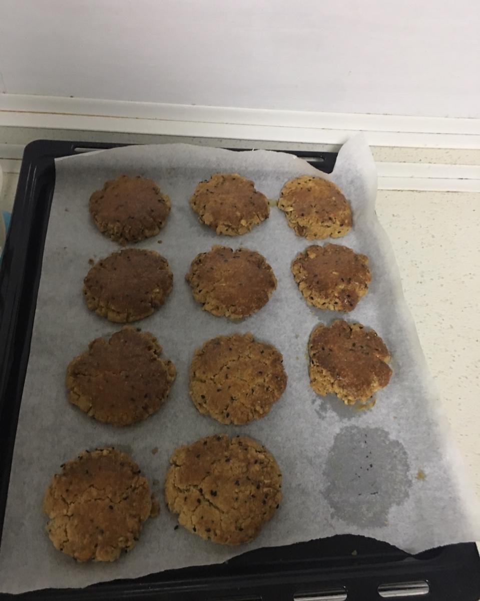 杏仁粉黑芝麻芝麻酥饼