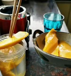 椰子芒果汁—天然健康的做法 步骤2