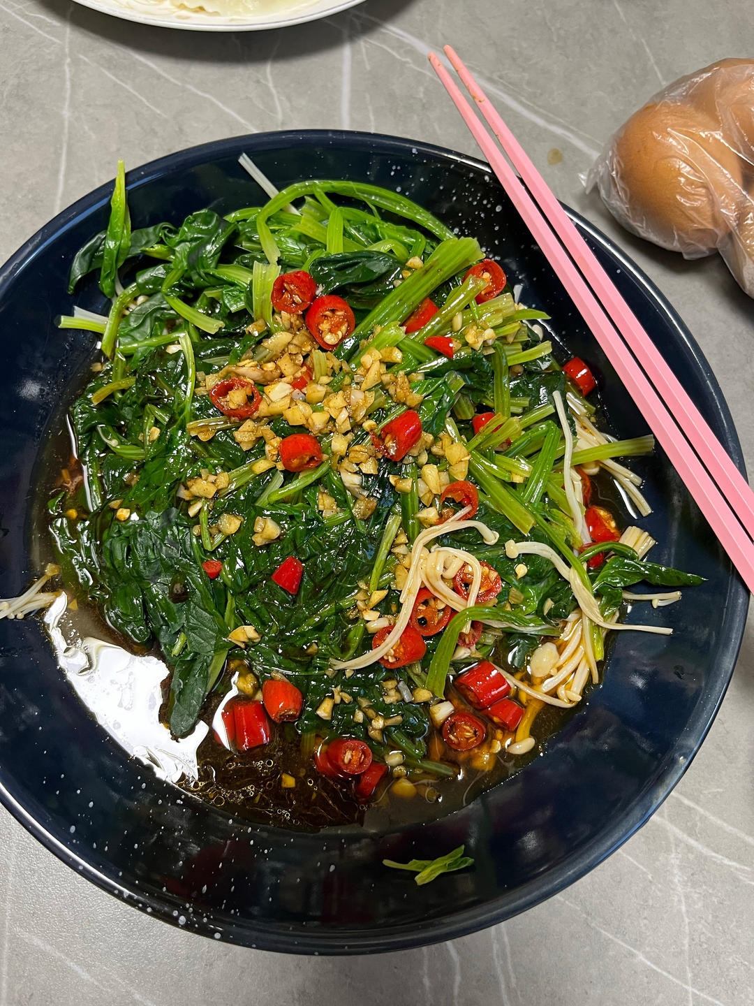 解馋减脂餐！酸辣开胃又下饭的菠菜拌金针菇