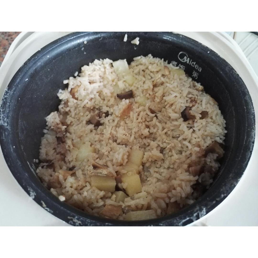 电饭锅版香菇土豆饭