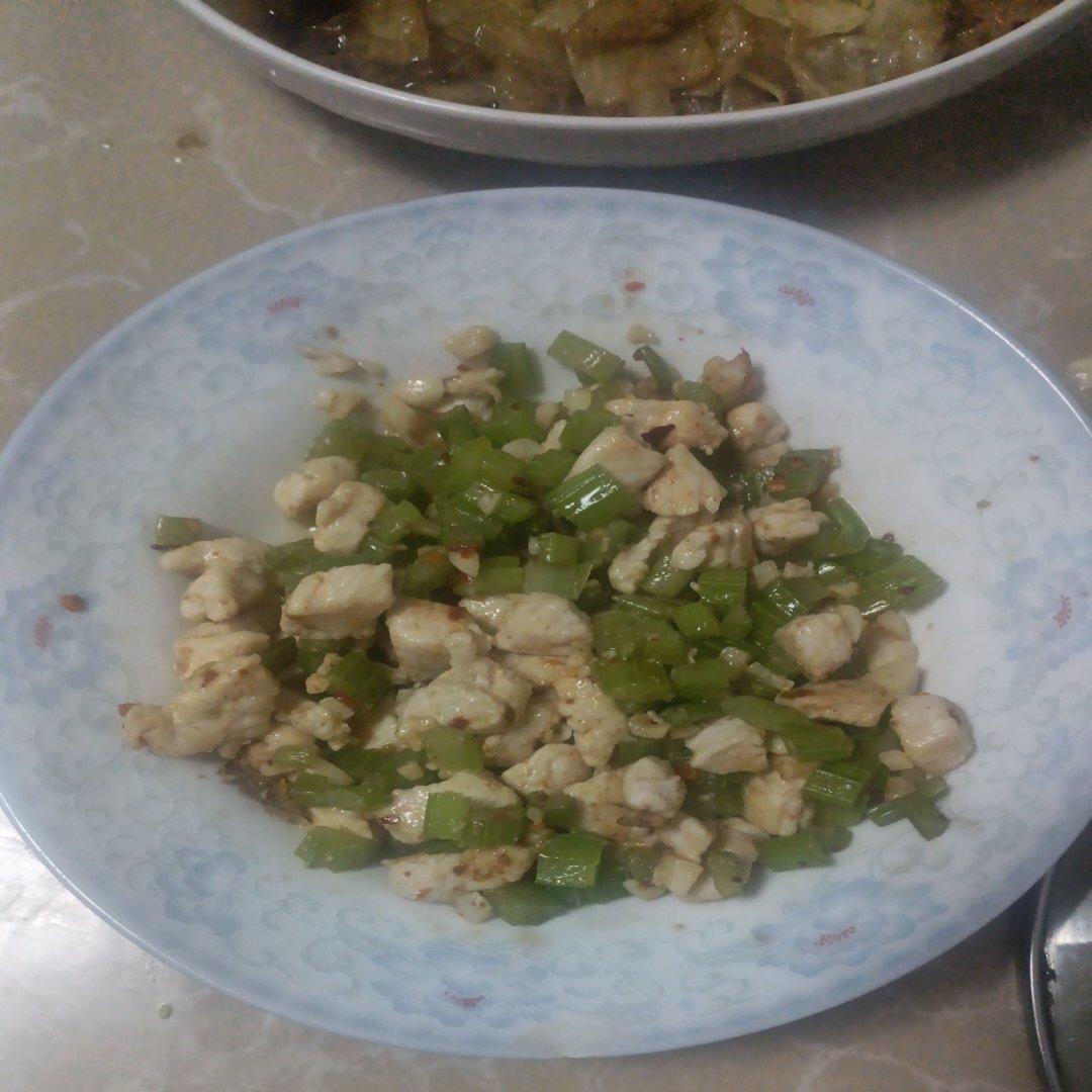 芹菜炒鸡胸肉！鸡肉滑嫩！好吃下饭！上班族的快速菜谱