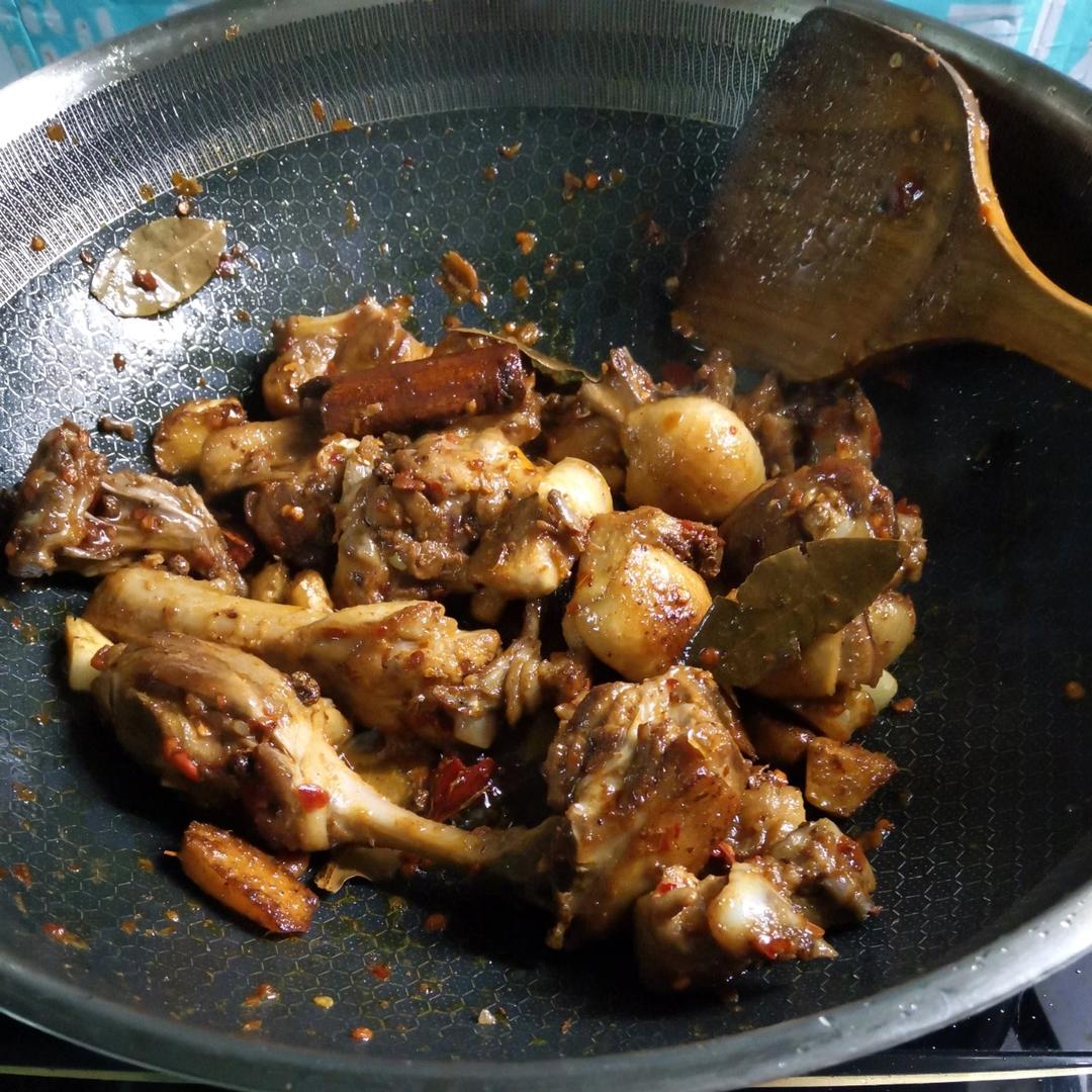 厨师长教你：用土灶烧“乡村啤酒鸭”，味道安逸得不摆了