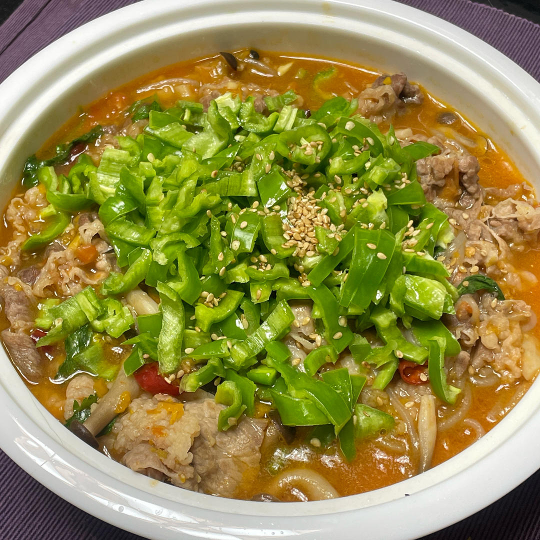 厨师长教你：“酸汤肥牛”的家常做法，金汤鲜香，酸辣开胃