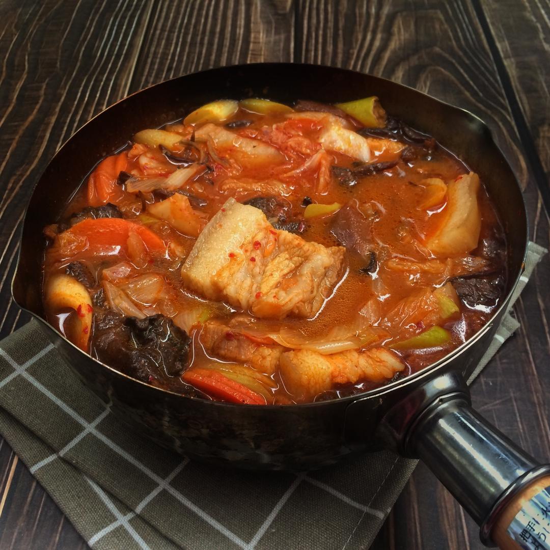 shinysweets做的雪平锅无油懒人料理猪肉泡菜锅