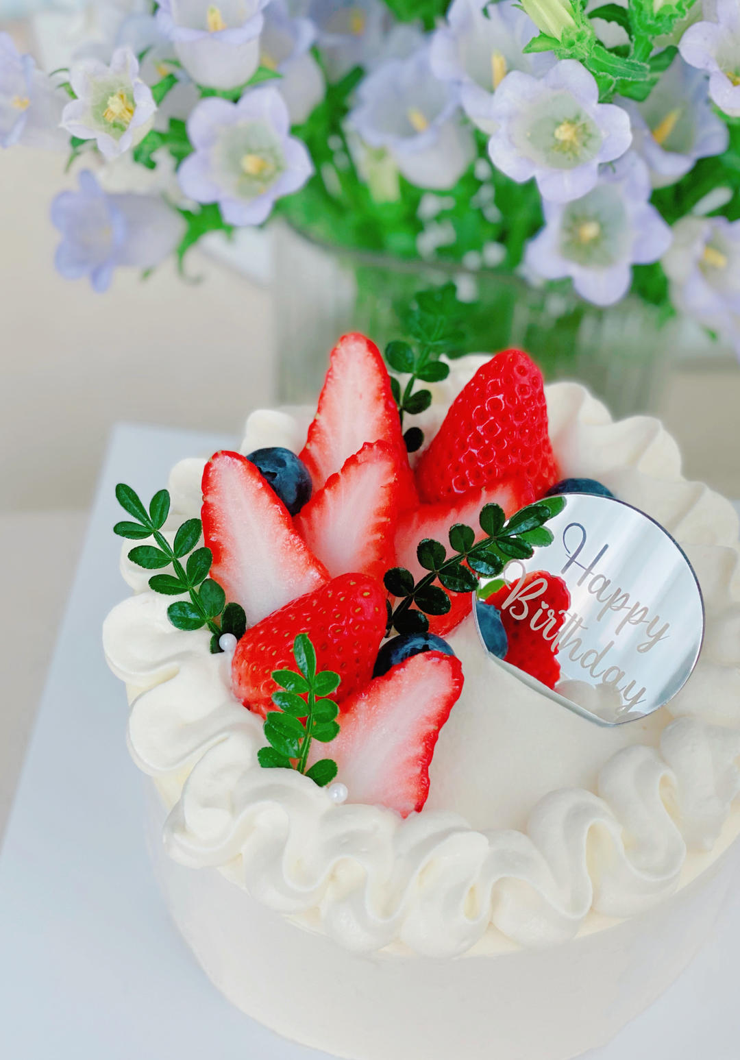 朴素的草莓奶油蛋糕～切开也是一样的朴素