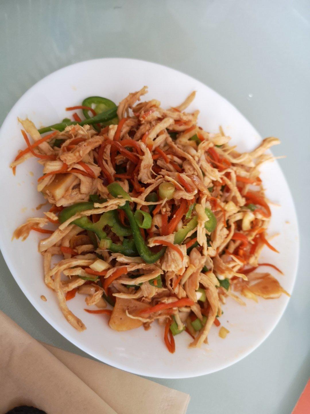 凉拌鸡丝（爽口低脂鸡胸肉）