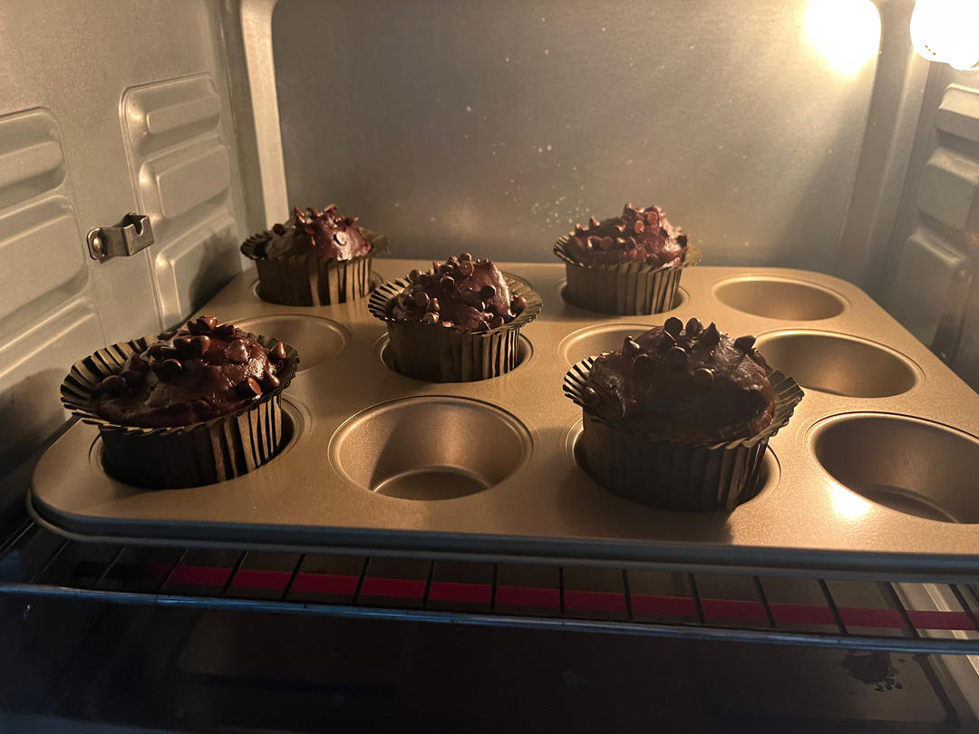 双重巧克力麦芬。零失败的杯子蛋糕，不用黄油，不用打蛋器，搅搅拌拌就能烤