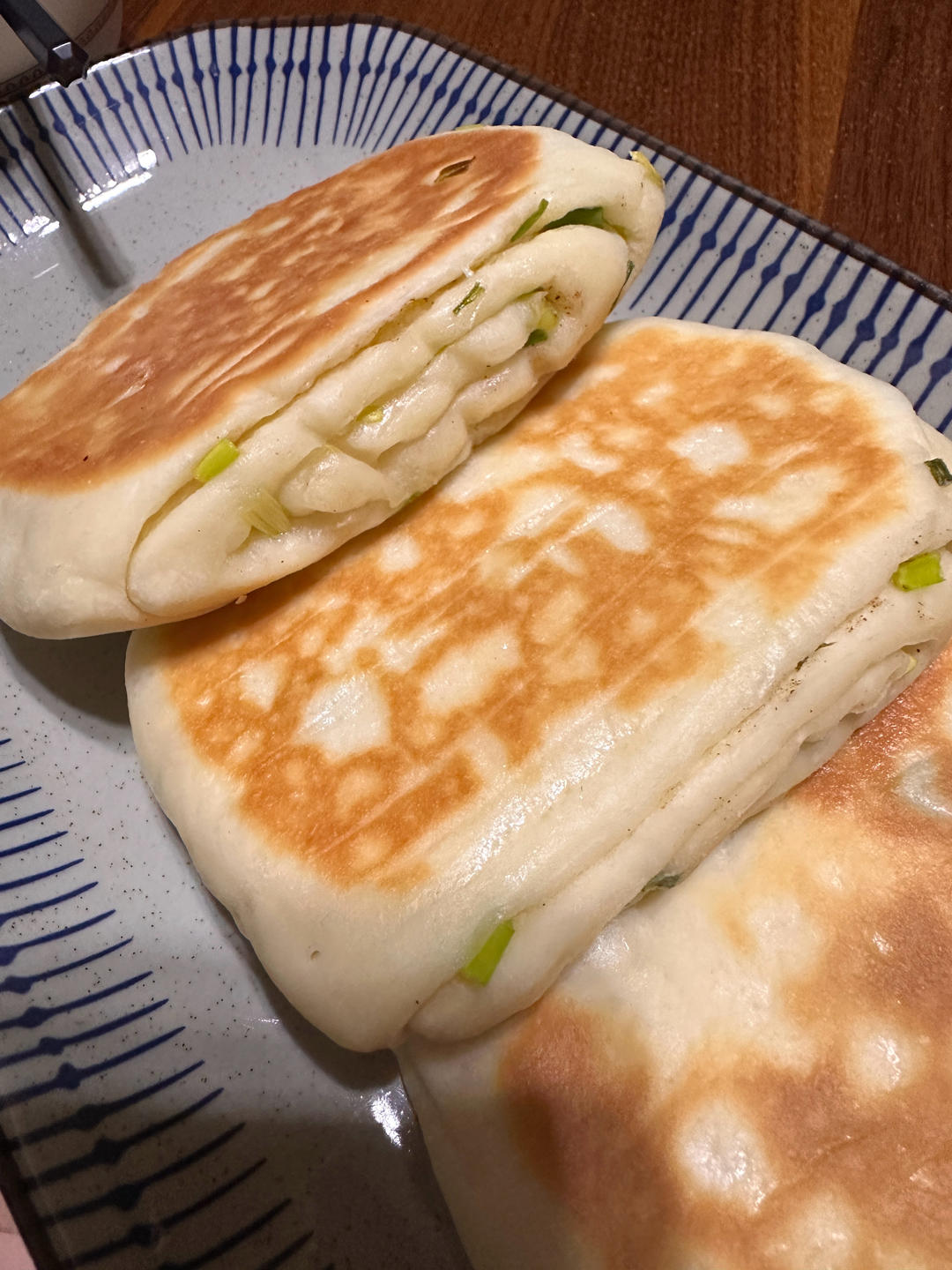 五香葱花饼    葱香四溢   咸香适口   太有食欲了 附细节视频