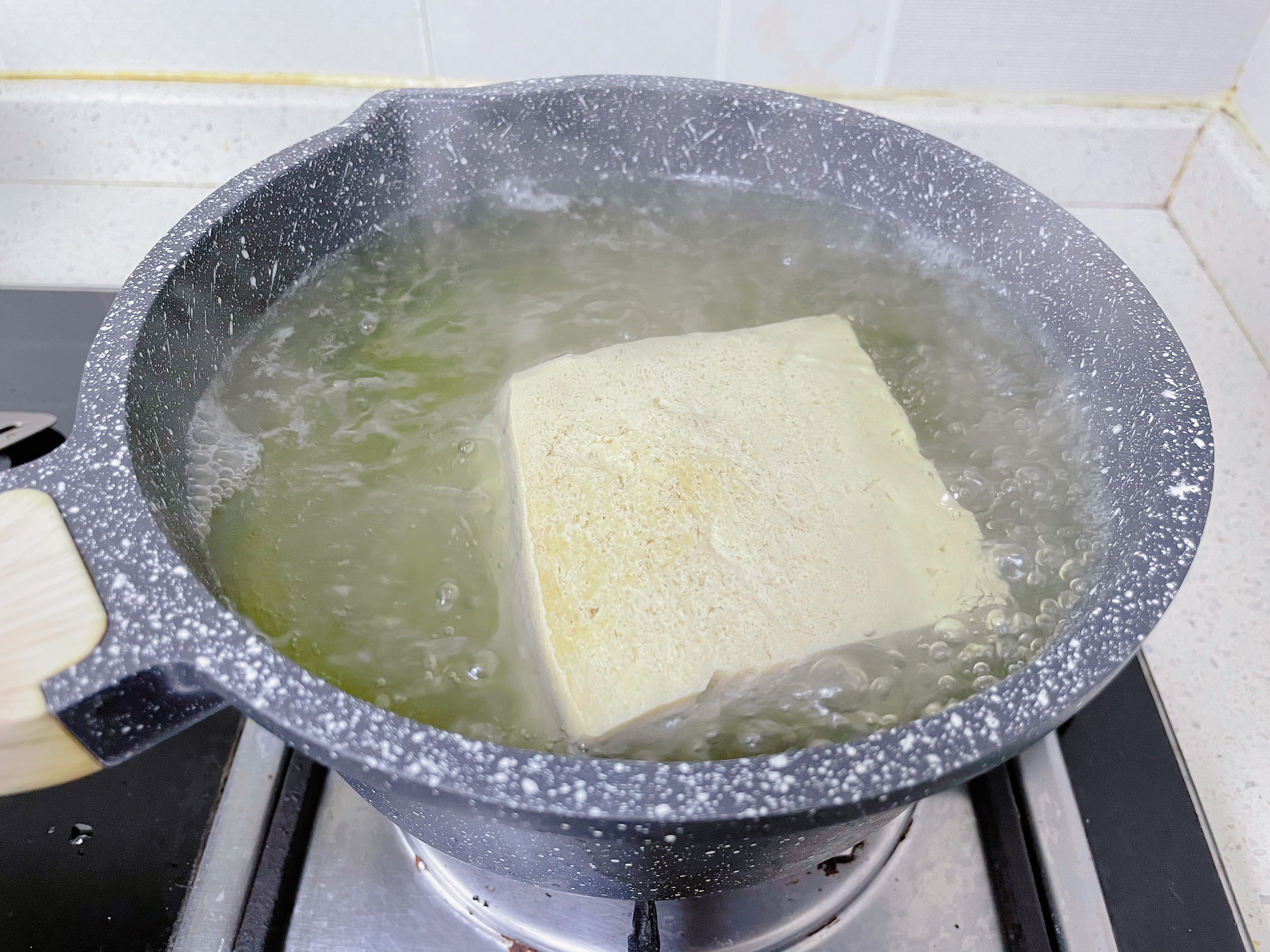 超好吃的凉拌冻豆腐的做法 步骤1