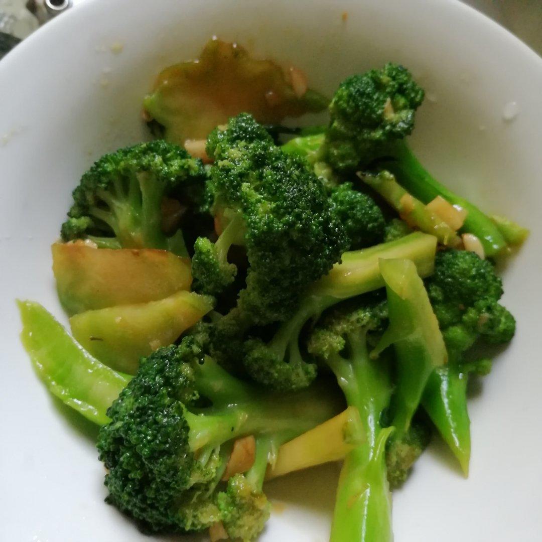 好吃到爆的耗油蒜蓉西兰花(从不修图，喜欢请关注)