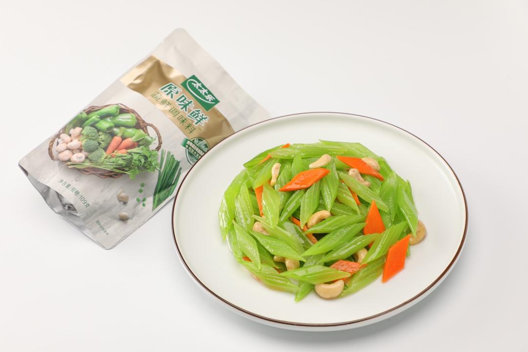 西芹炒腰果的做法