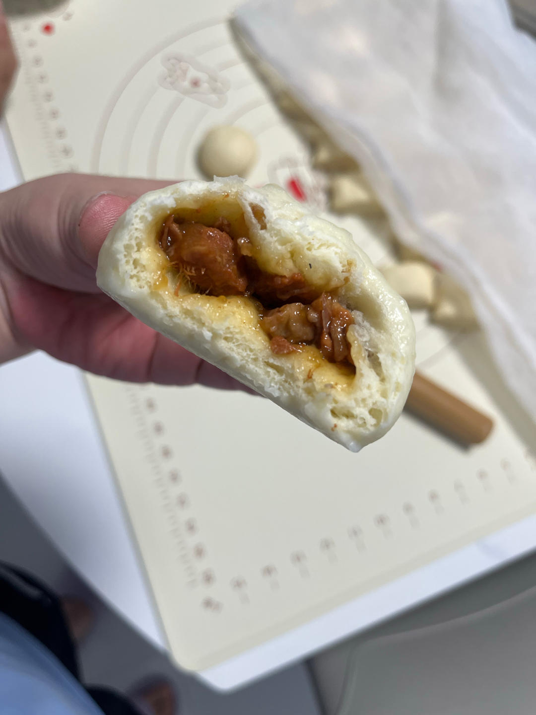 云朵般松软爆浆蜜汁叉烧包