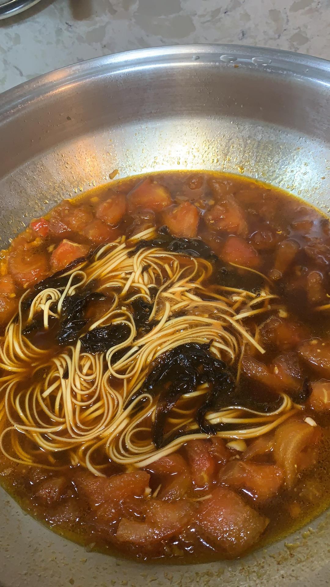 好吃到汤汁不剩～浓郁的番茄荷包蛋焖面