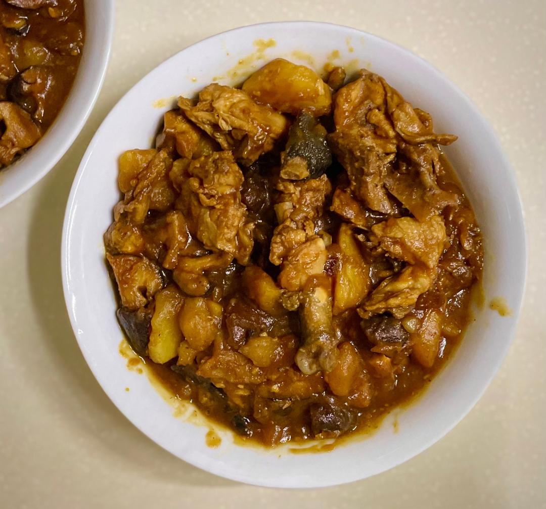 土豆香菇炒鸡块——中式一日三餐（一百四十四）的做法