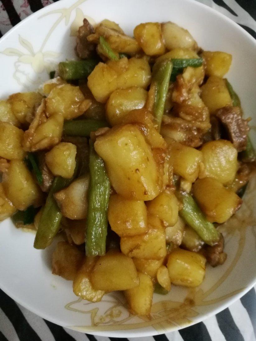 五花肉焖土豆