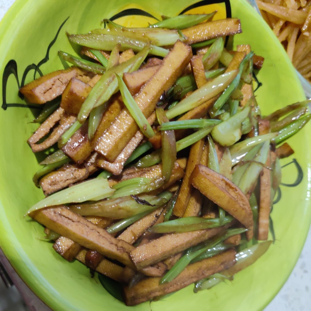 午餐晚餐简单快手下饭菜芹菜炒香干