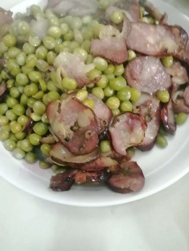 新鲜豌豆炒香肠