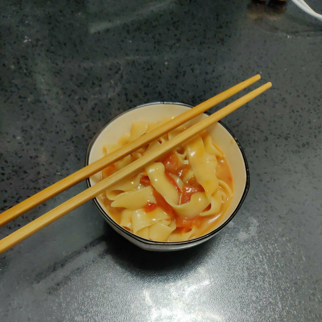 再也没煮过方便面-西红柿热汤面