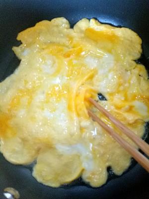 红萝卜蒜苗炒鸡蛋的做法 步骤2