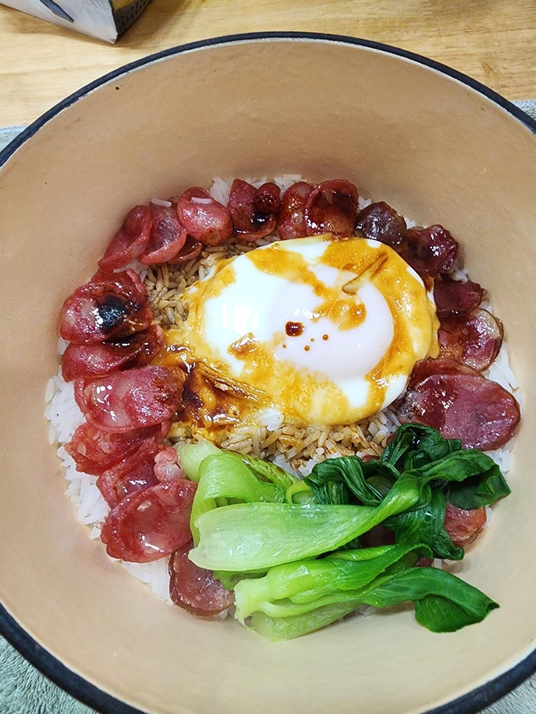 保姆级的「腊味煲仔饭2.0」加强版来了，地道老广味～