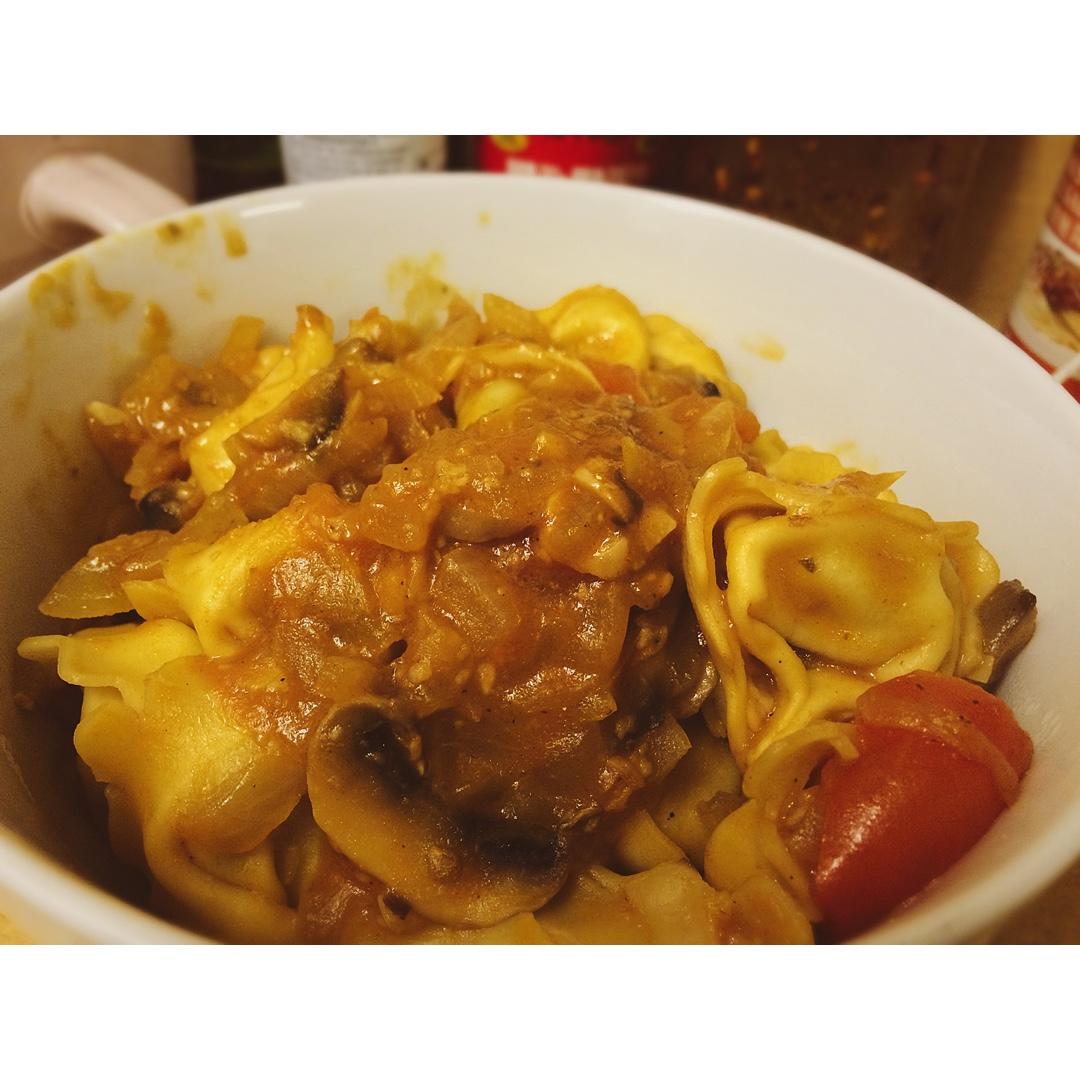 意式迷你饺子配菠菜番茄汤