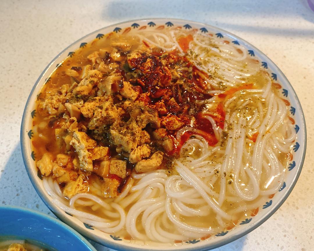 香菇鸡丁米线(开封味道)的做法