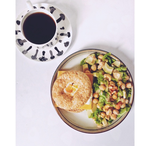 鸡蛋贝果三明治