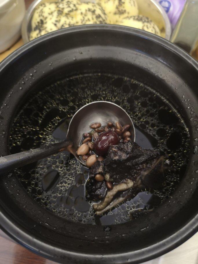 补肾的黑豆牛骨汤