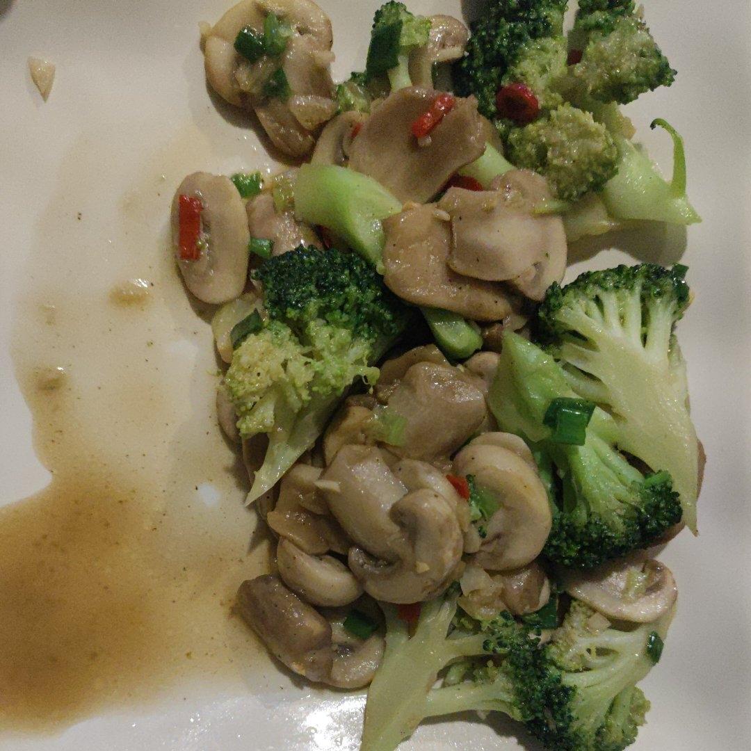 鲜美可口❗️清爽好吃的西兰花炒口蘑，超简单～