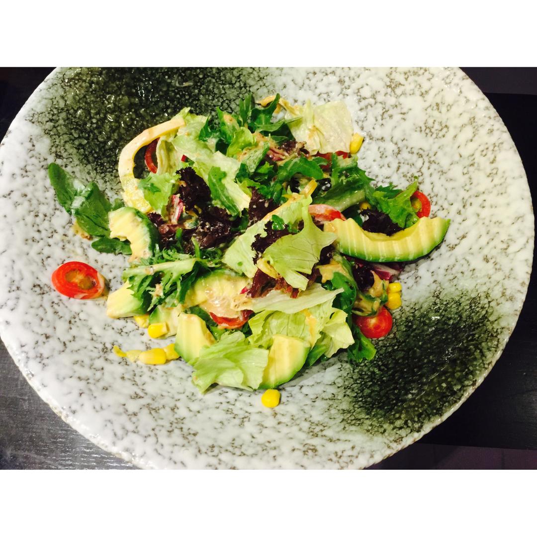 牛油果蔬菜沙拉