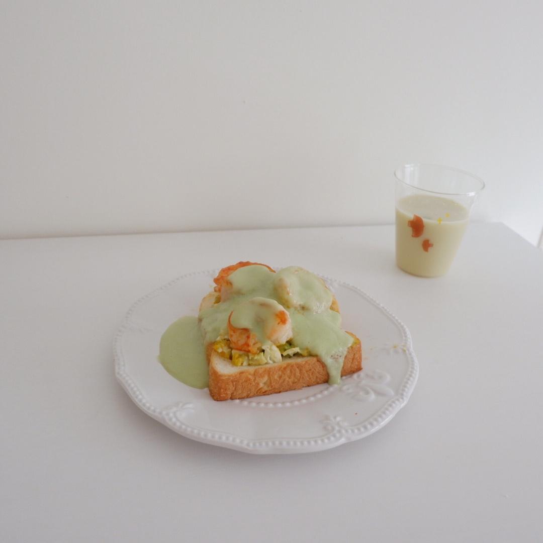 清爽牛油果酱配牛油果鸡蛋三明治