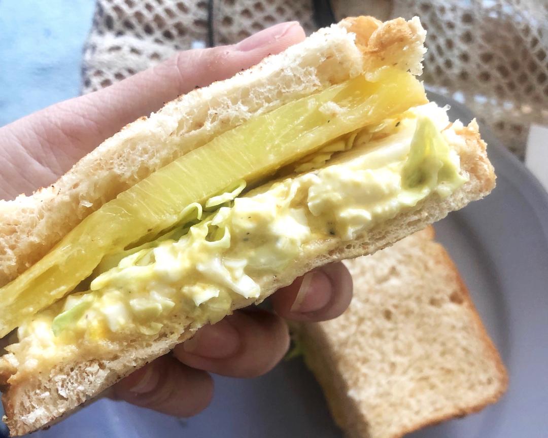 淡黄的鸡蛋沙拉菠萝三明治的做法