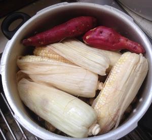 高压锅水煮玉米地瓜的做法 步骤3
