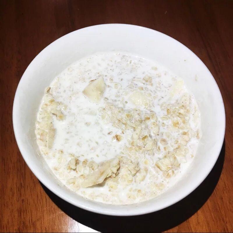 牛奶水果燕麦粥