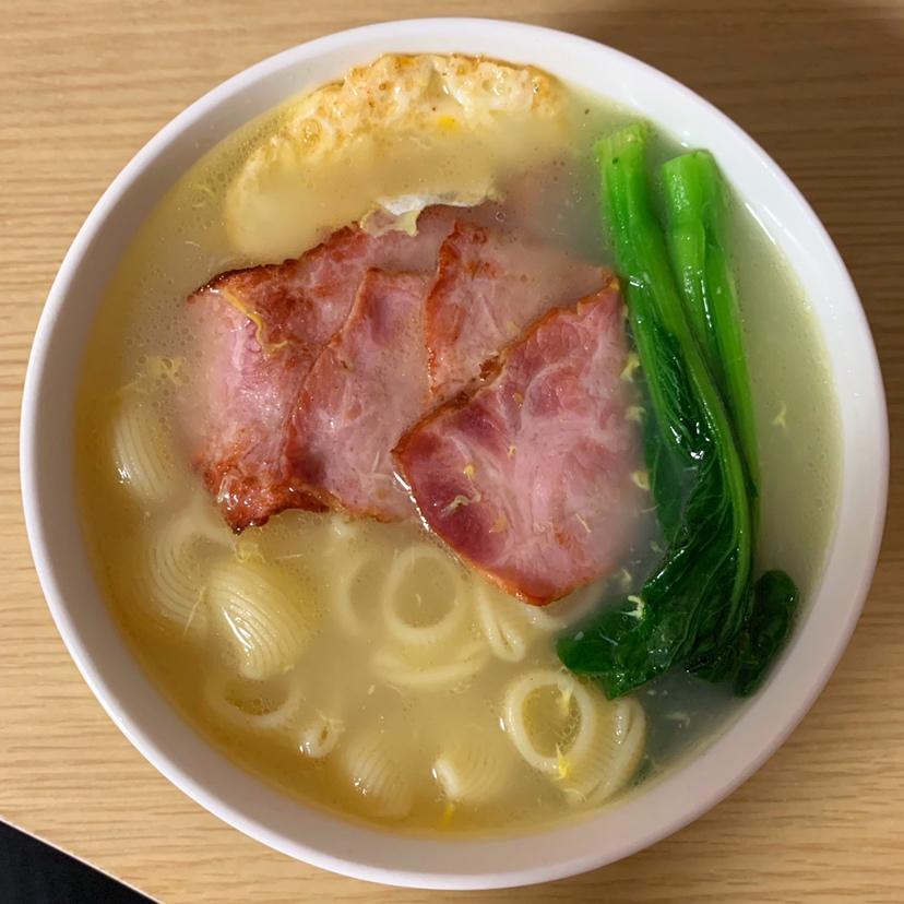 茶餐厅的港式芝士餐蛋意粉/意面/通心粉
