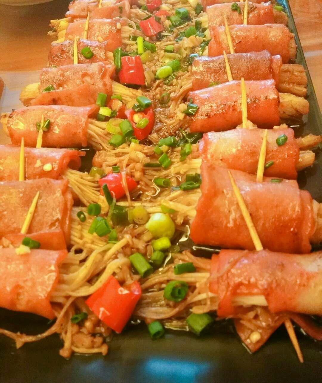 创意菜金针菇培根卷·小美的美食