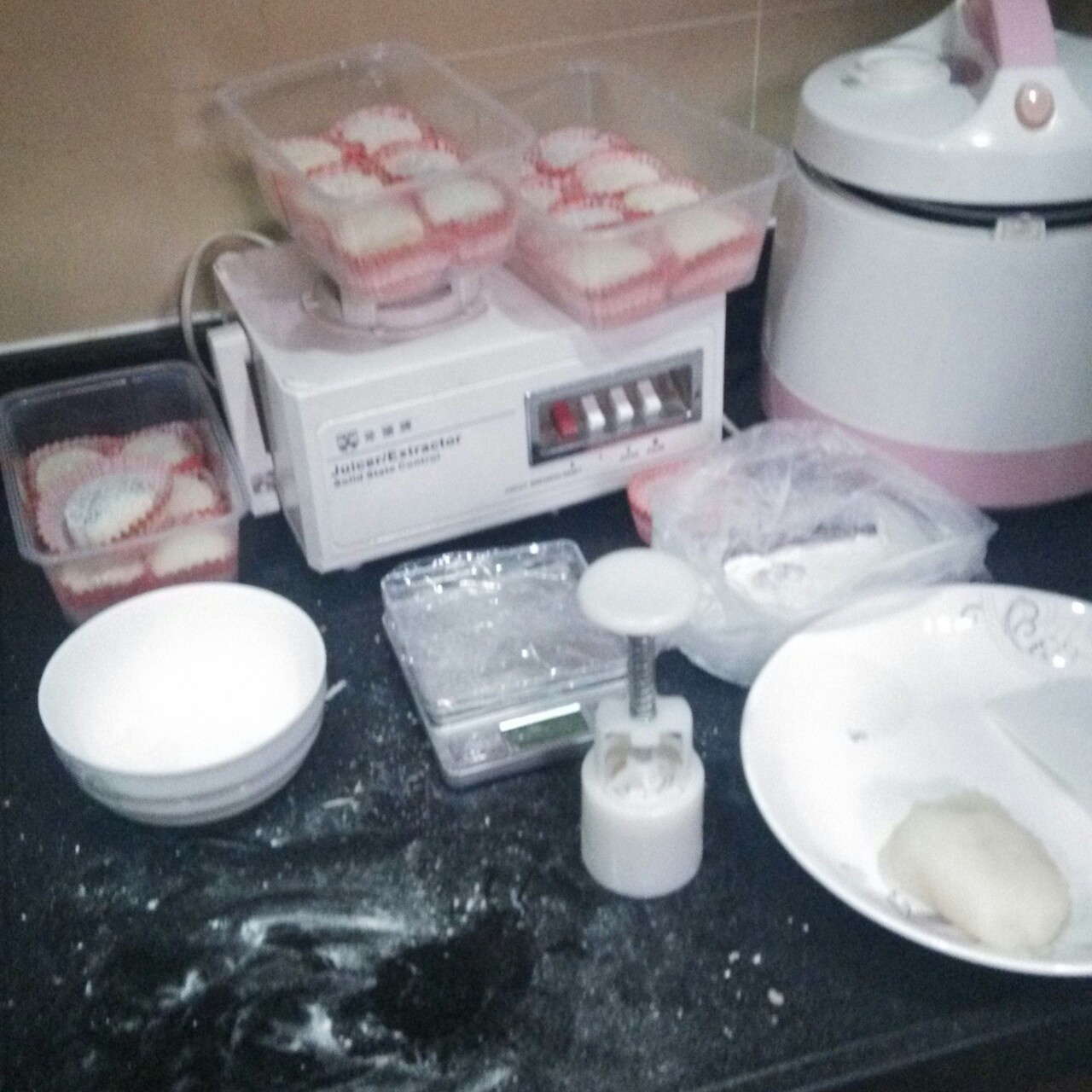 小妮子在厨房各种瞎折腾