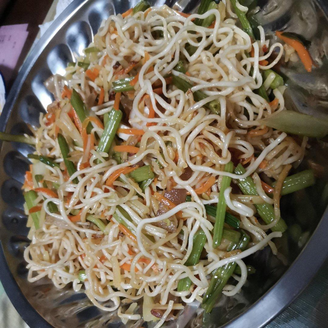 9341_uniq做的胡萝卜芹菜肉丝炒面