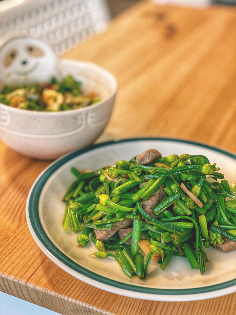 韭菜花炒牛肉丝春天餐桌不可少的一道菜