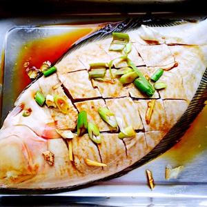 黄豆酱焖鱼的做法 步骤1